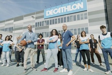 Gruppo di dipendenti di Decathlon all'esterno una delle sedi dell'azienda
