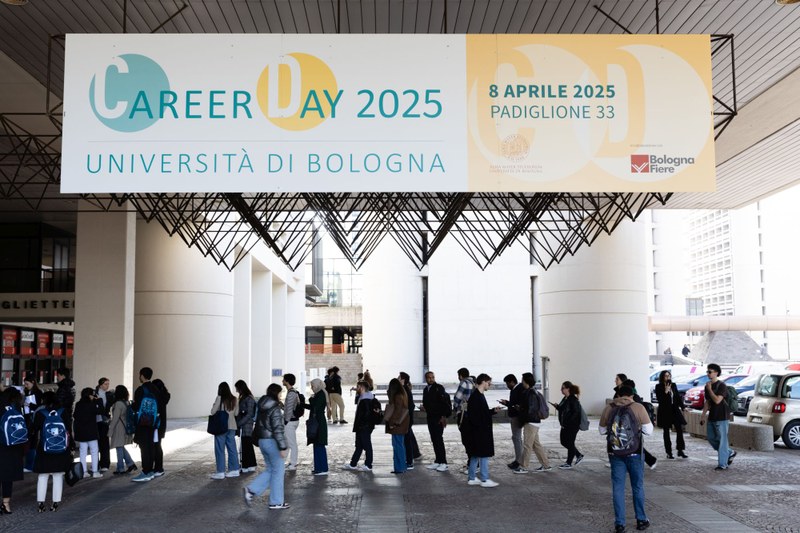 Studenti e studentesse accedono al padiglione della fiera sede dell'evento